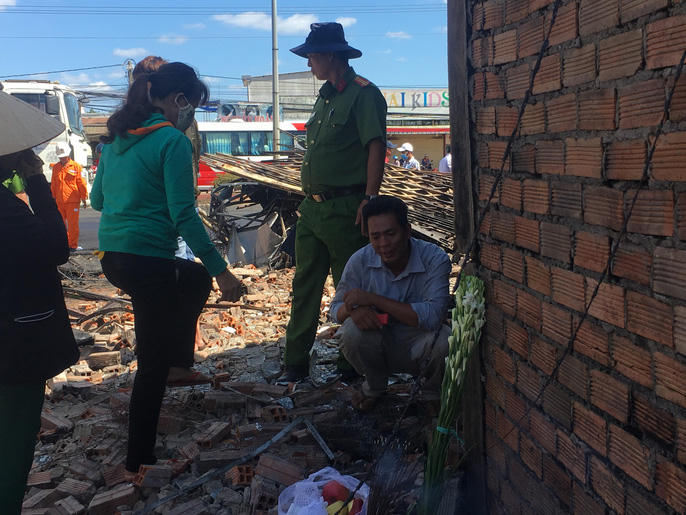 Vụ xe bồn gây tai nạn kinh hoàng: Mẹ vẫn ôm chặt 2 con khi tử vong! - Ảnh 3.