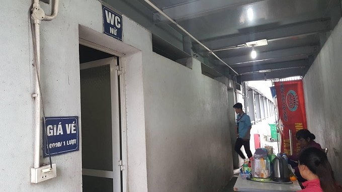 Phá cửa nhà vệ sinh công cộng, nhân viên chứng kiến cảnh đáng sợ