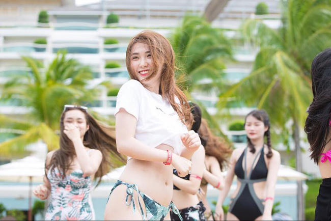 dung nhan hap dan cua "ban gai tin don" thu mon bui tien dung hinh anh 10