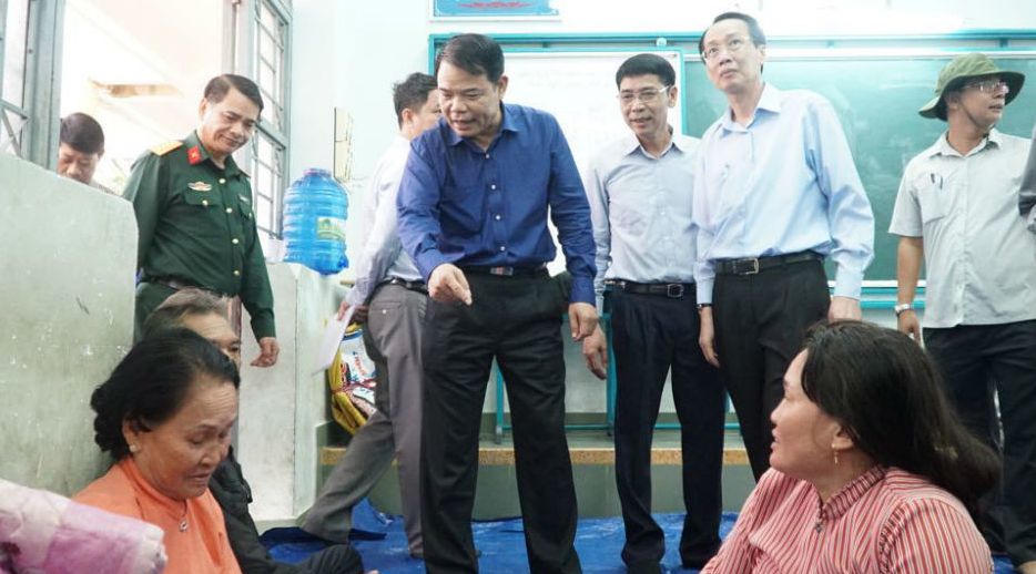 Bộ trưởng Nguyễn Xuân Cường chỉ đạo chống bão số 9 ở Cần Giờ