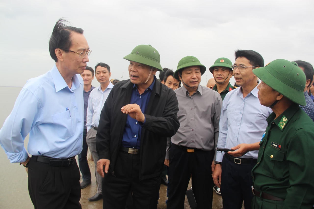 Bộ trưởng Nguyễn Xuân Cường chỉ đạo chống bão số 9 ở Cần Giờ