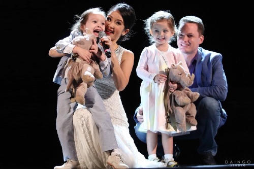 Vợ chồng Hồng Nhung bên hai con Tôm Tép khi còn hạnh phúc.