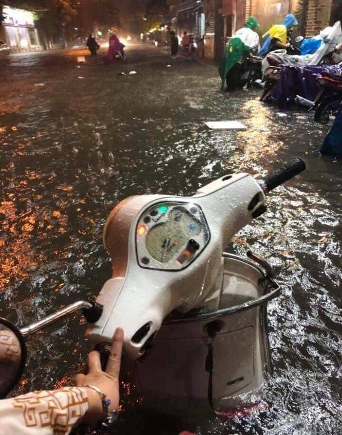 Ô tô, xe máy 'lóp ngóp' trên đường ngập nước TP HCM sáng nay