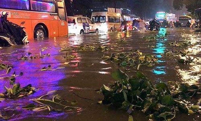 Ô tô, xe máy 'lóp ngóp' trên đường ngập nước TP HCM sáng nay