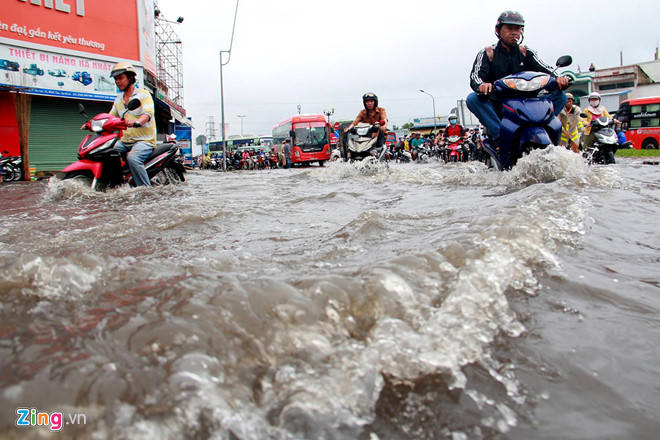 Ô tô, xe máy 'lóp ngóp' trên đường ngập nước TP HCM sáng nay