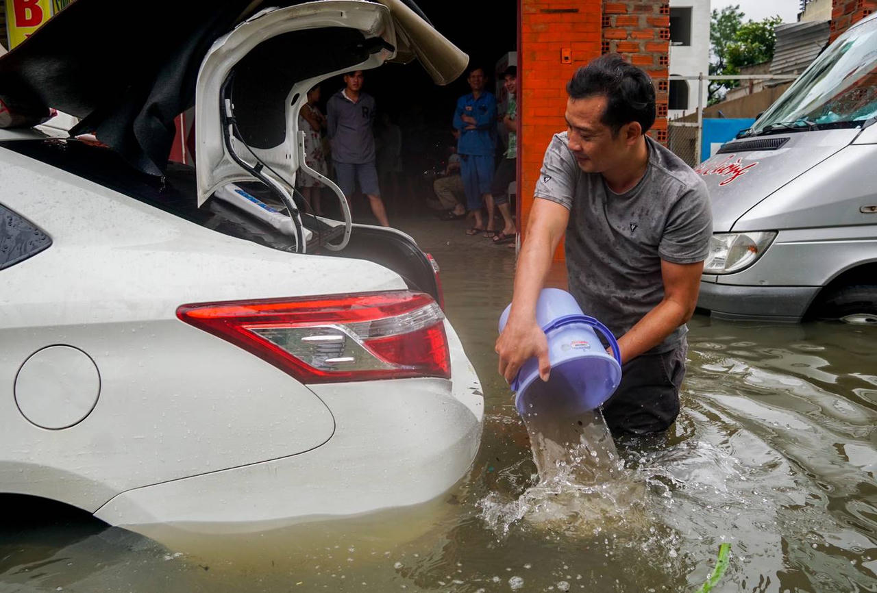 Ô tô, xe máy 'lóp ngóp' trên đường ngập nước TP HCM sáng nay
