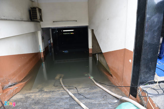 Ô tô, xe máy 'lóp ngóp' trên đường ngập nước TP HCM sáng nay