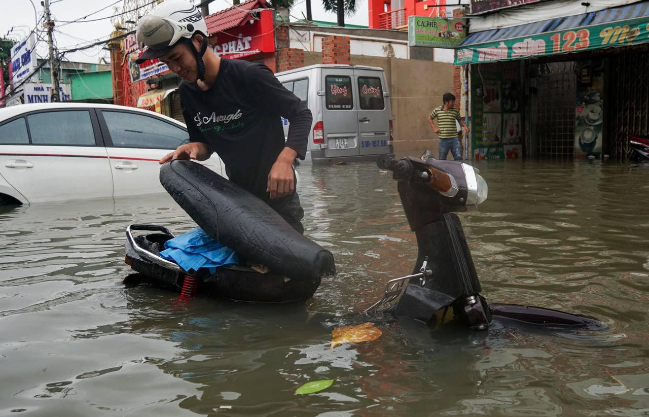 Ô tô, xe máy 'lóp ngóp' trên đường ngập nước TP HCM sáng nay