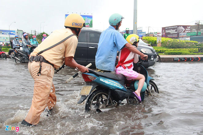 Ô tô, xe máy 'lóp ngóp' trên đường ngập nước TP HCM sáng nay