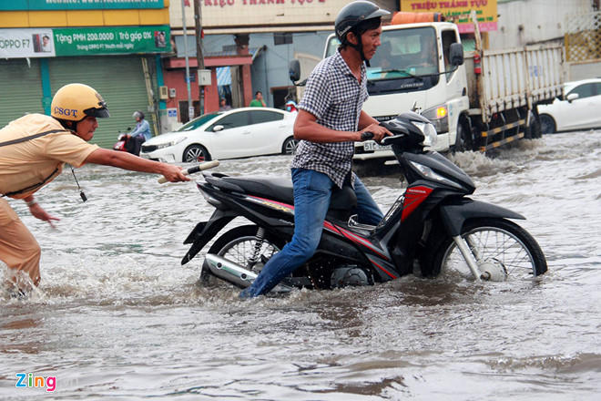Ô tô, xe máy 'lóp ngóp' trên đường ngập nước TP HCM sáng nay