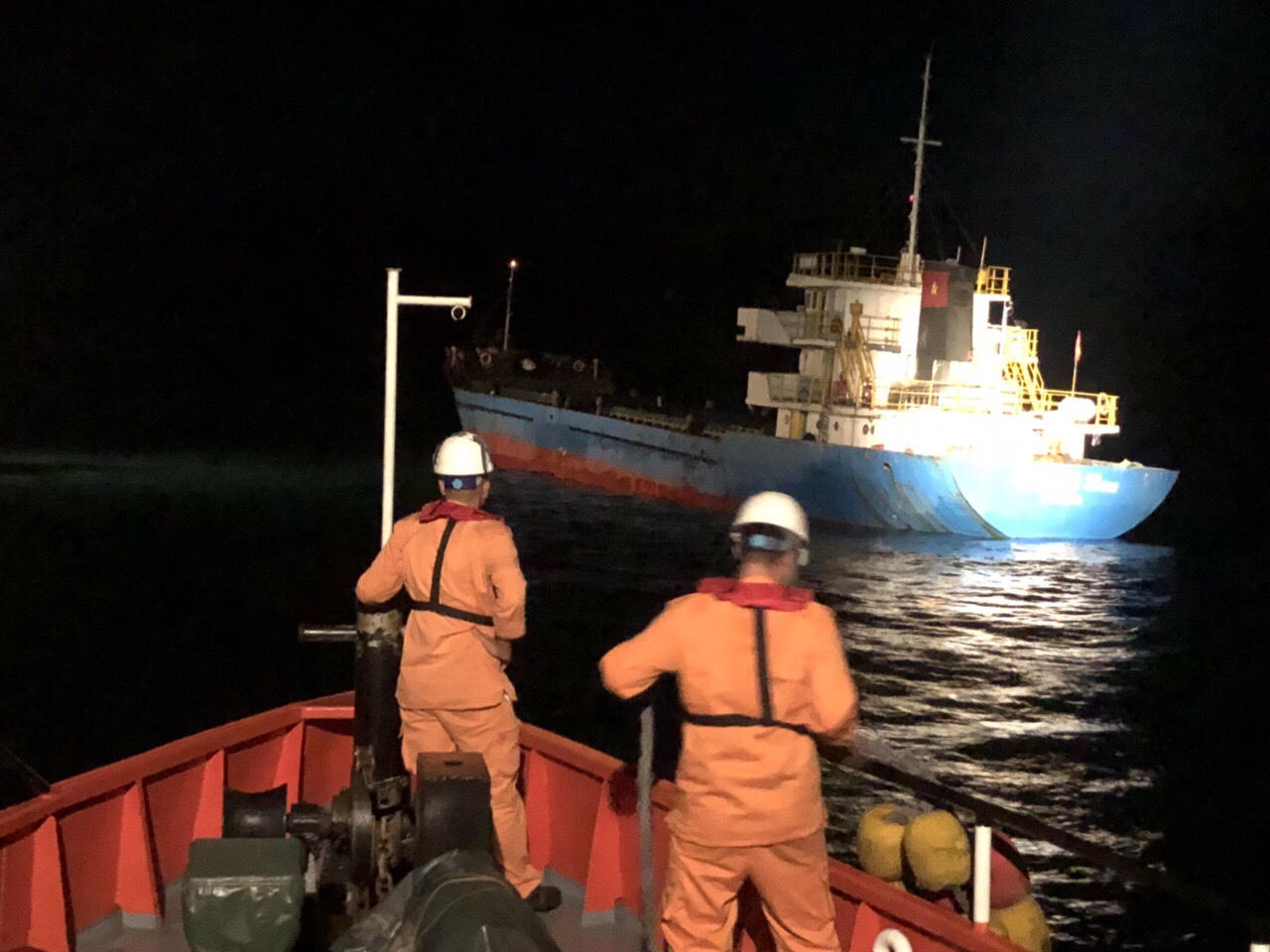 Cứu 8 thuyền viên hoảng loạn giữa sóng to gió lớn do hoàn lưu bão số 9