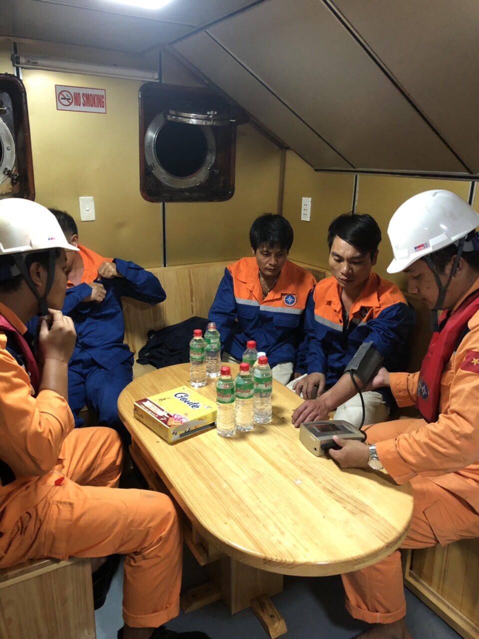 Cứu 8 thuyền viên hoảng loạn giữa sóng to gió lớn do hoàn lưu bão số 9