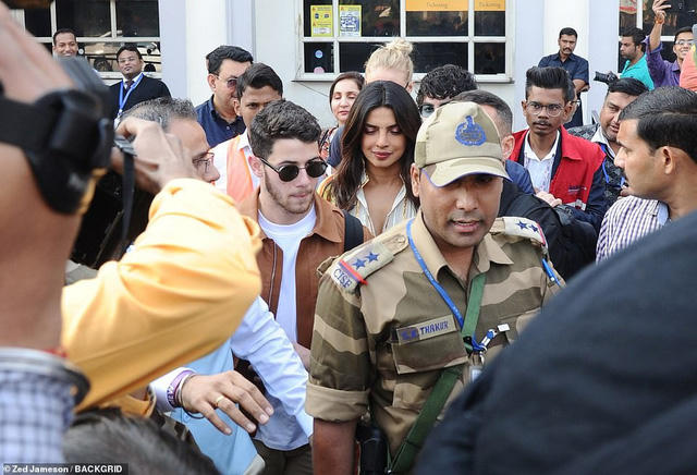  Hoa hậu thế giới năm 2000 Priyanka Chopra và ca sỹ 26 tuổi Nick Jonas mới hẹn hò được chừng hơn 6 tháng nhưng quen biết nhau đã lâu. Kể lại về sự kiện bạn trai cầu hôn, hoa hậu xinh đẹp nói: Nick đưa tôi đến Crete và tôi nghĩ đó sẽ là một chuyến đi mừng sinh nhật bình thường rồi Nick bất ngờ quỳ gối và nói: Em sẽ làm anh trở thành người đàn ông hạnh phúc nhất trên thế giới bằng việc cưới anh chứ?. Tôi đã không nói nên lời trong khoảng 45 giây... 