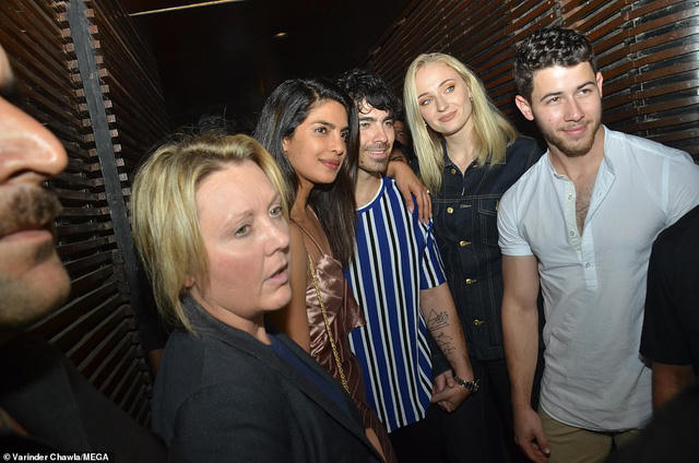  Priyanka chia sẻ thêm, cô yêu Nick vì anh nói: Anh thích cách em nhìn thế giới. Anh yêu tham vọng của em.... Chưa có người đàn ông nào nói với tôi như vậy. 