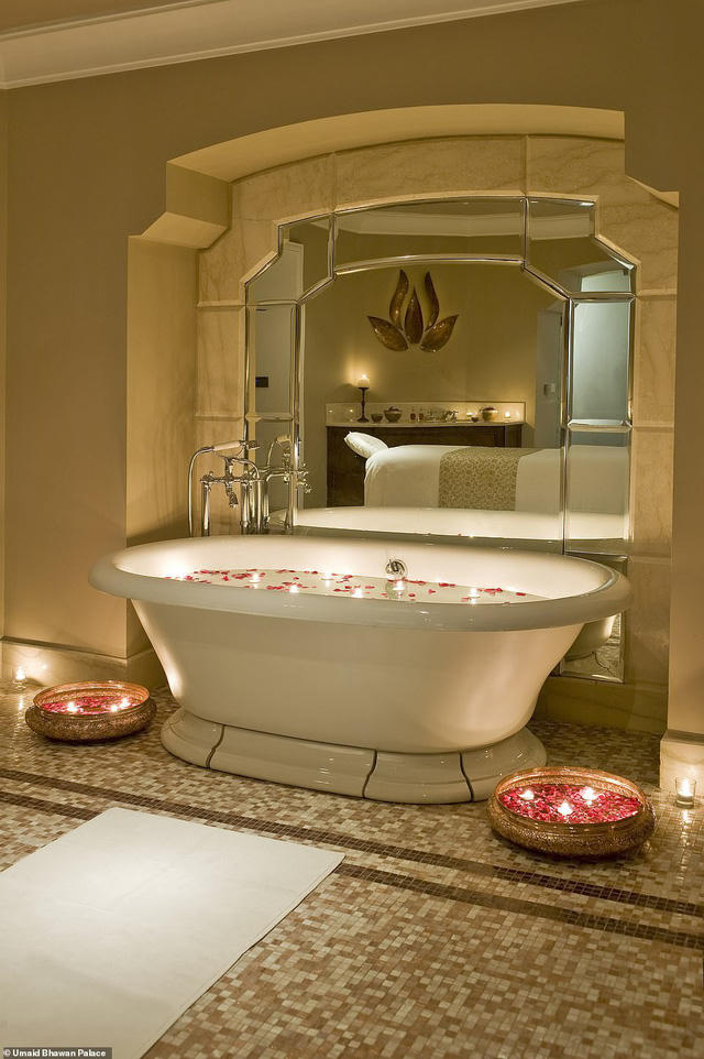 Hoa hậu thế giới chuẩn bị kết hôn với bạn trai kém 10 tuổi