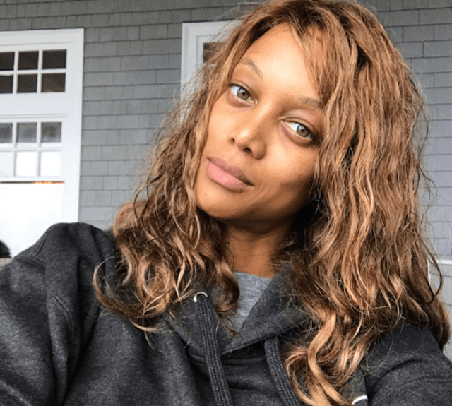  Tyra Banks, 45 tuổi từng nhiều lần tự tin khoe mặt mộc 