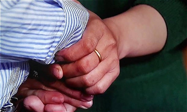 Ông Tuấn và chị Hằng nắm chặt tay nhau. Ảnh: L.N