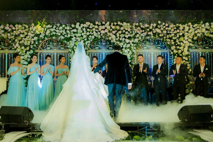 Á hậu Thanh Tú và chồng đại gia liên tục âu yếm trong tiệc cưới - 9