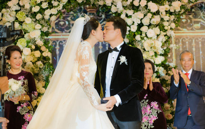 Á hậu Thanh Tú và chồng đại gia liên tục âu yếm trong tiệc cưới - 11