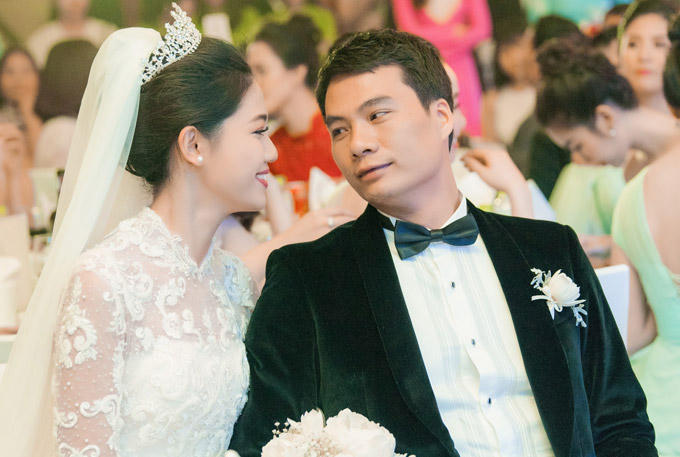 Á hậu Thanh Tú và chồng đại gia liên tục âu yếm trong tiệc cưới - 2