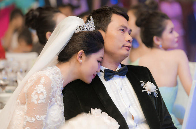 Á hậu Thanh Tú và chồng đại gia liên tục âu yếm trong tiệc cưới - 4