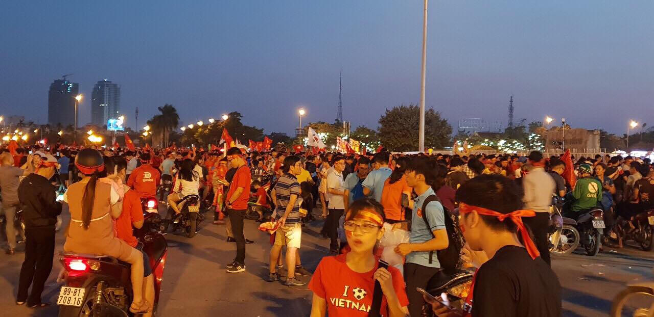 Quốc kỳ nhuộm đỏ đường Hà Nội trước trận Việt Nam - Philippines