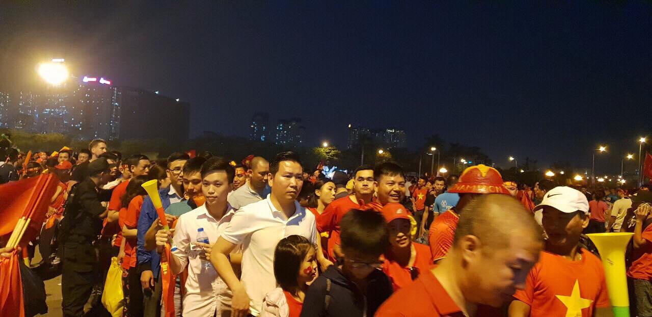 Quốc kỳ nhuộm đỏ đường Hà Nội trước trận Việt Nam - Philippines