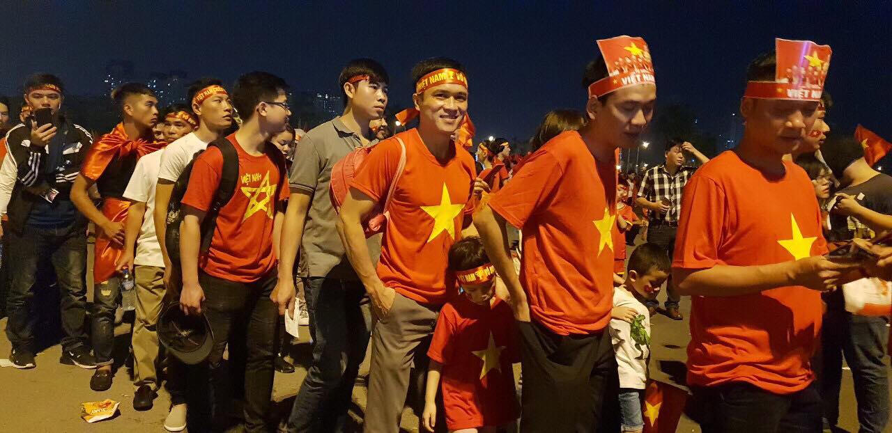 Quốc kỳ nhuộm đỏ đường Hà Nội trước trận Việt Nam - Philippines