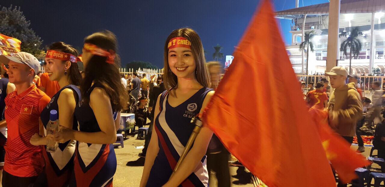 Quốc kỳ nhuộm đỏ đường Hà Nội trước trận Việt Nam - Philippines