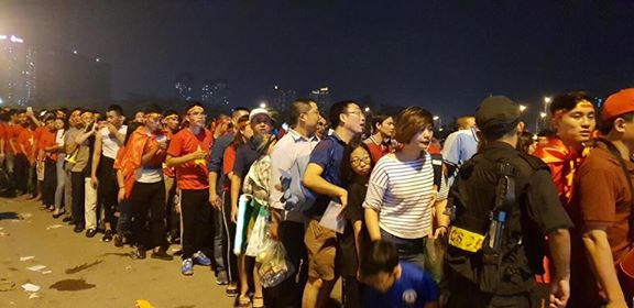 Quốc kỳ nhuộm đỏ đường Hà Nội trước trận Việt Nam - Philippines