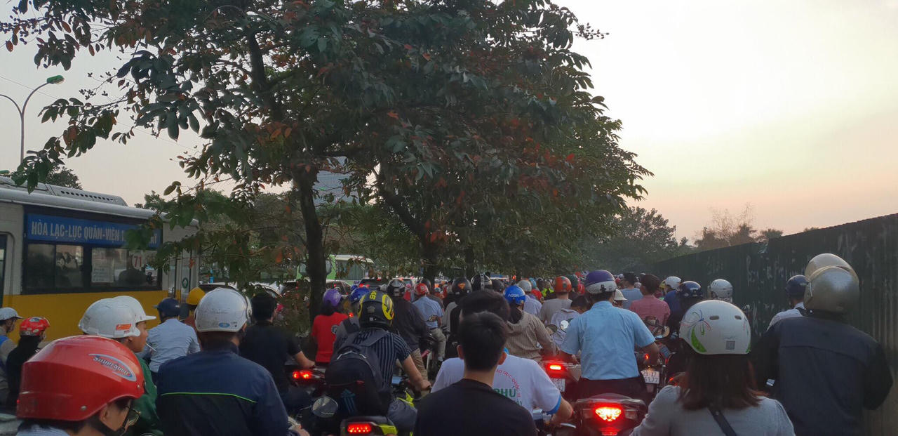 Quốc kỳ nhuộm đỏ đường Hà Nội trước trận Việt Nam - Philippines