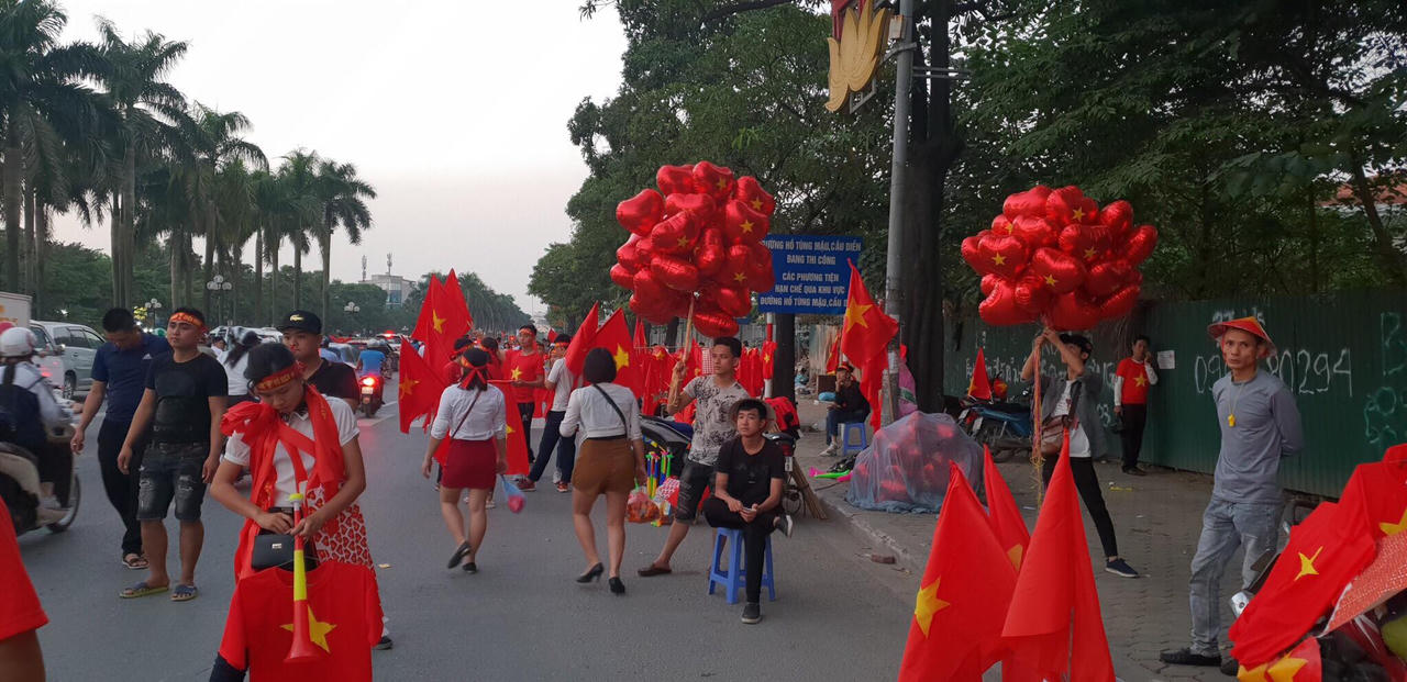 Quốc kỳ nhuộm đỏ đường Hà Nội trước trận Việt Nam - Philippines