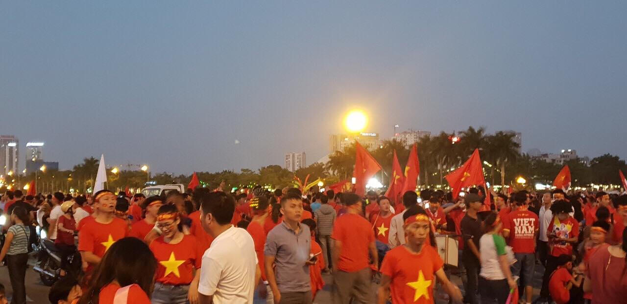 Quốc kỳ nhuộm đỏ đường Hà Nội trước trận Việt Nam - Philippines