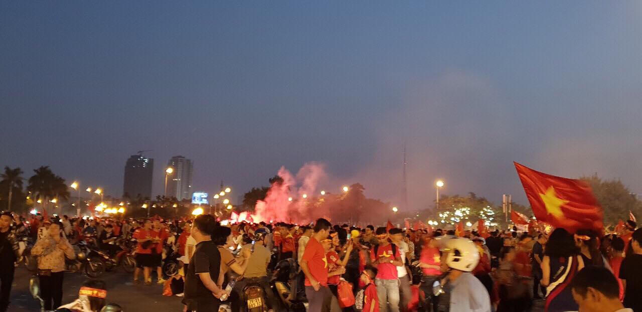 Quốc kỳ nhuộm đỏ đường Hà Nội trước trận Việt Nam - Philippines