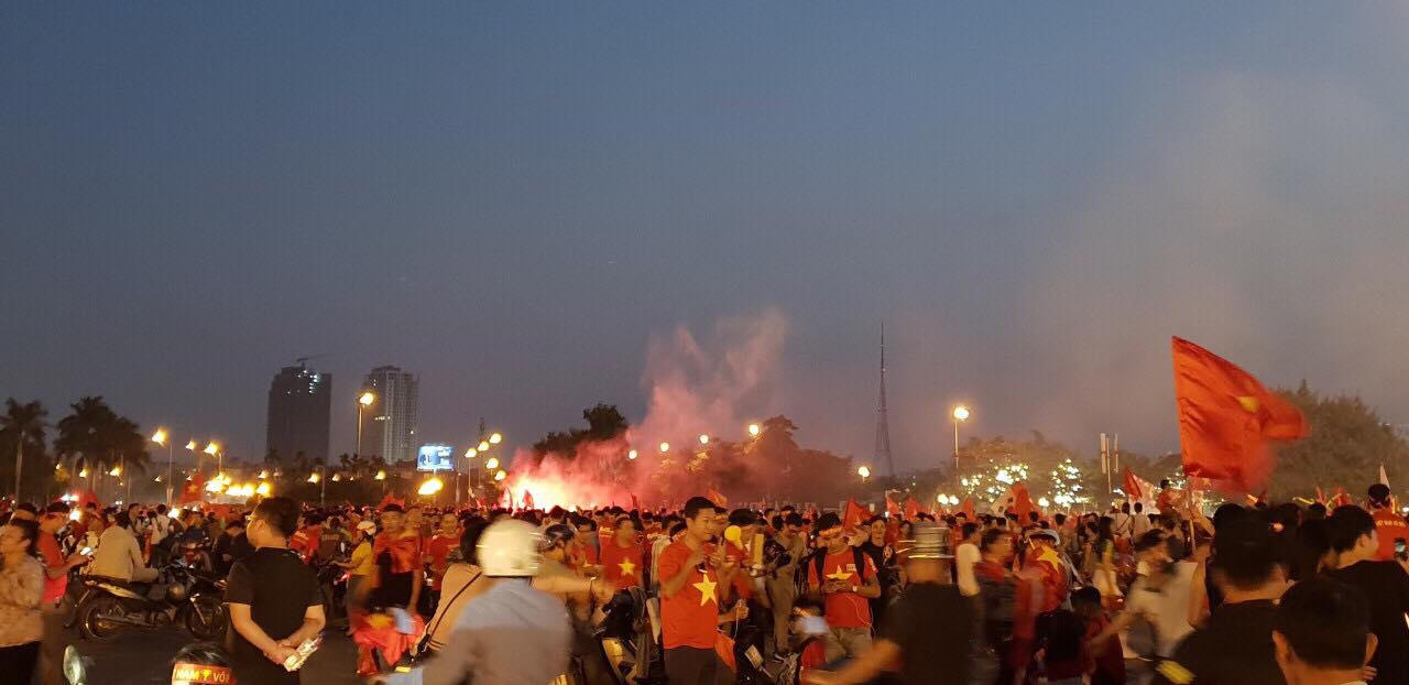 Quốc kỳ nhuộm đỏ đường Hà Nội trước trận Việt Nam - Philippines