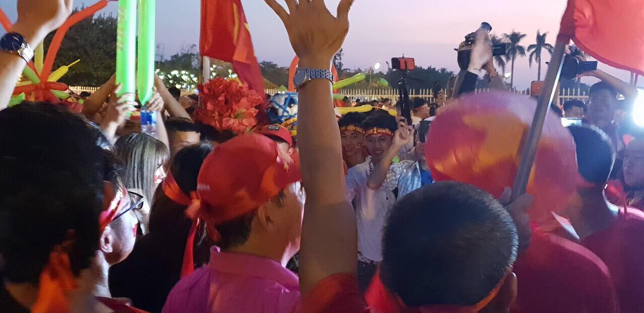 Quốc kỳ nhuộm đỏ đường Hà Nội trước trận Việt Nam - Philippines