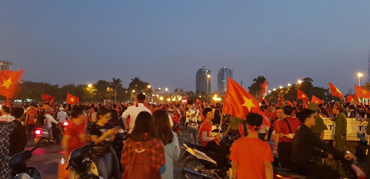 Quốc kỳ nhuộm đỏ đường Hà Nội trước trận Việt Nam - Philippines