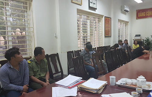 Một số cò vé bị bắt trong chiều 5/12. Ảnh: Hưng Yên.