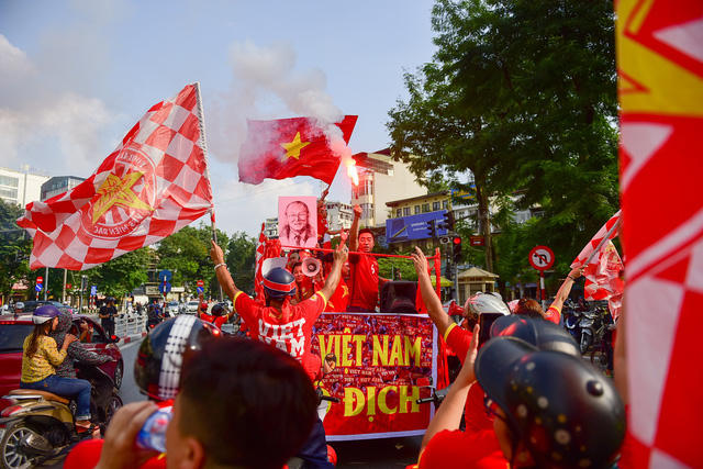 Hàng chục quả pháo sáng được các cổ động viên đốt dọc đường đi.