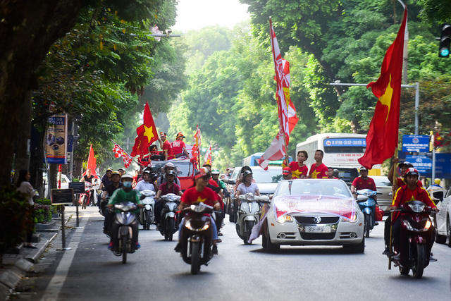 Đoàn diễu hành qua phố Hai Bà Trưng.