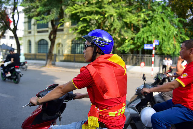 Các thành viên được phổ biến đội mũ bảo hiểm, không vượt đèn đỏ. Một thành viên trong đoàn khoác lá cờ Tổ quốc trên vai.