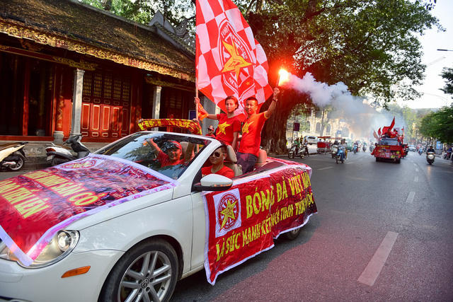 Hàng chục quả pháo sáng được các cổ động viên đốt dọc đường đi. Tuy nhiên, các thành viên cam kết sẽ không mang pháo sáng vào sân.