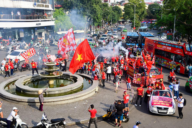CĐV cắt tóc hình HLV Park Hang Seo, đốt pháo sáng diễu hành trước trận Việt Nam-Philippines