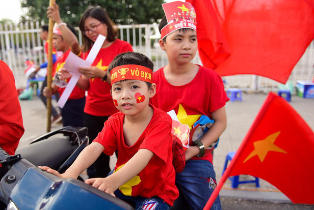 Diễu hành lần này có sự góp mặt của các bạn cổ động viên nhí.