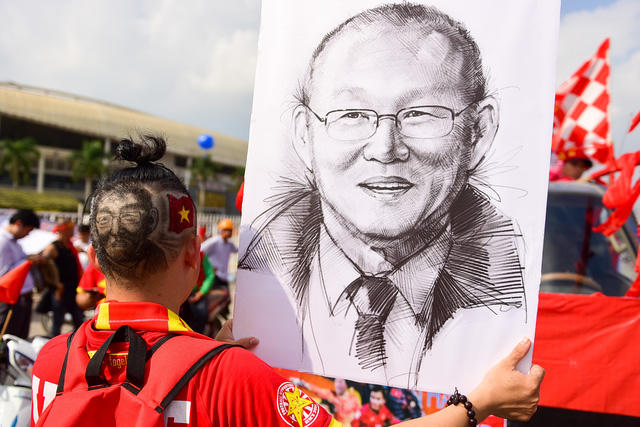 Anh Đặng Hiệp Hòa cắt tóc hình HLV Park Hang-seo đến từ Quảng Ngãi cho biết tôi đi xe ô tô khách ra từ sáng nay để kịp giờ diễu hàng tiếp lửa cho đội tuyển VIệt Nam trước trận đấu bán kết lượt về với đội Philippines. Tôi đã cắt tóc in hình HLV Park Hang-seo để cảm ơn ông vì những gì ông đã làm cho đội tuyển Việt Nam.