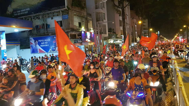  Đến rạng sáng 7/12, hàng nghìn người vẫn đổ ra đường ăn mừng chiến thắng của đội tuyển Việt Nam. 
