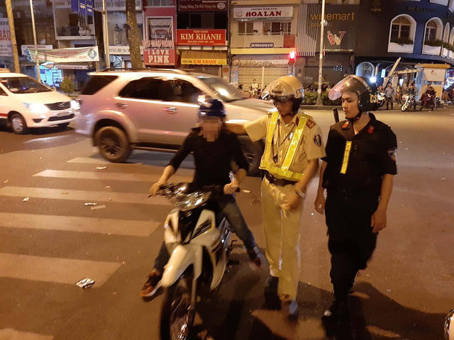 Xử phạt 78 người cổ vũ bóng đá 'quá lố'