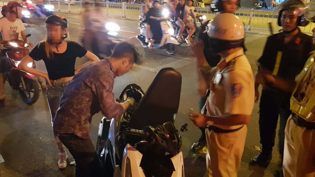 Xử phạt 78 người cổ vũ bóng đá 'quá lố'