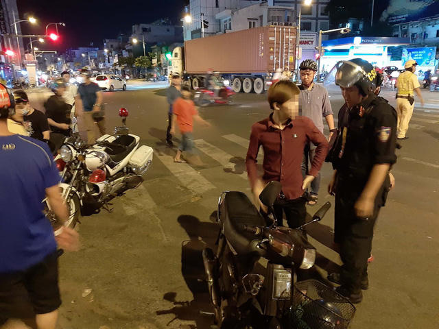 Xử phạt 78 người cổ vũ bóng đá 'quá lố'