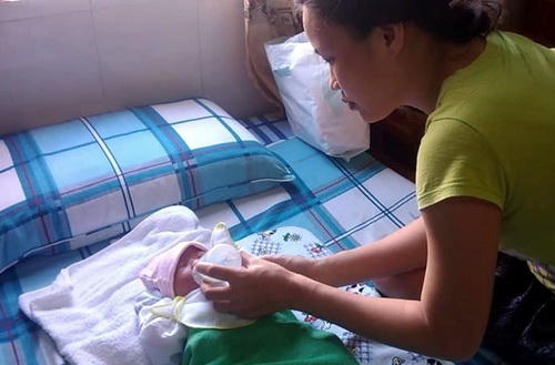 Cháu bé đang được người nhà anh Cường chăm sóc. Ảnh: Thái Hà